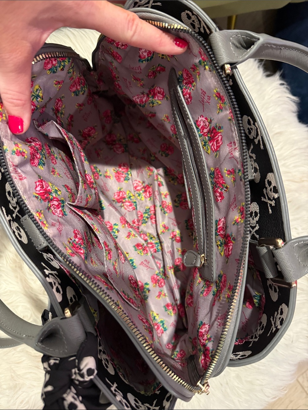 Betsey Johnson Skull large tote w/bow - Picture 4 of 11